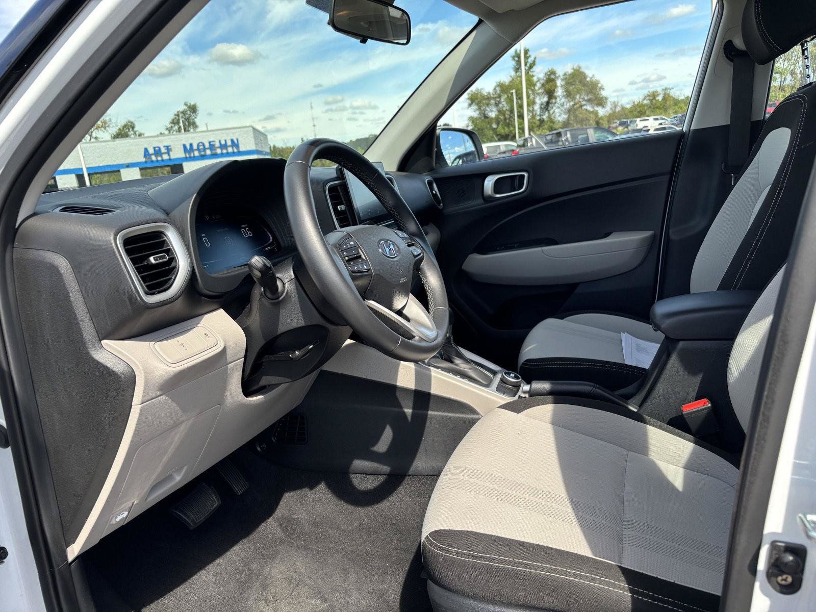 Used 2025 Hyundai Venue SEL FWD image 16