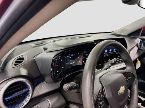 Used 2024 Chevrolet Trax LS w/ LS Convenience Package FWD image 9