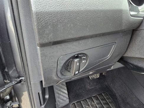 Used 2018 Volkswagen Tiguan S image 12