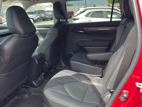Used 2025 Toyota Highlander Platinum AWD/4WD image 8