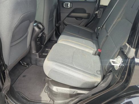 Used 2025 Jeep Wrangler Unlimited Sahara AWD/4WD image 32