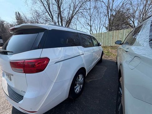 Used 2017 Kia Sedona LX w/ LX Essentials Premium Package image 6