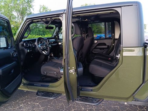 Used 2023 Jeep Gladiator Overland AWD/4WD image 9