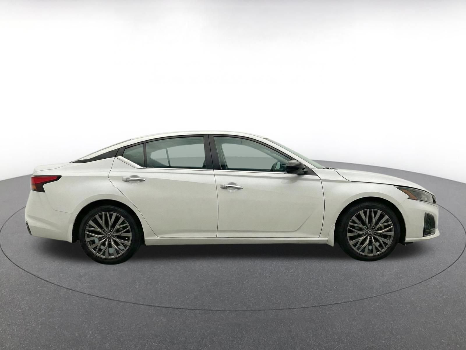Used 2025 Nissan Altima 2.5 SV FWD image 10
