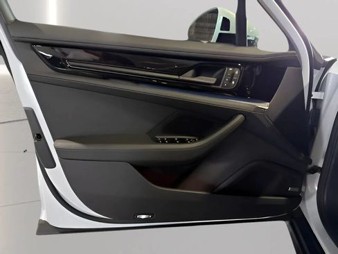 Used 2024 Porsche Panamera image 13