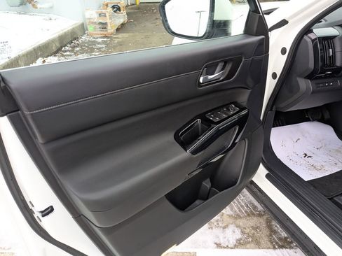 Used 2022 Nissan Pathfinder SV w/ SV Premium Package image 19