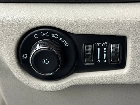 Used 2023 Chrysler Pacifica Touring-L FWD image 29
