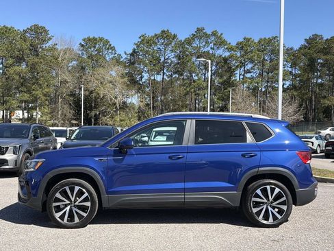 Used 2024 Volkswagen Taos SE w/ Panoramic Sunroof Package image 7