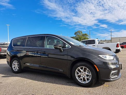 Used 2023 Chrysler Pacifica Touring-L image 3