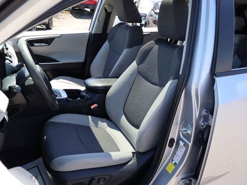 Used 2020 Toyota RAV4 XLE w/ Convenience Package FWD image 16