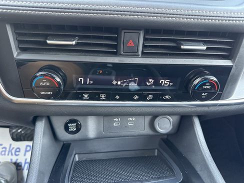 Used 2024 Nissan Rogue SV image 4