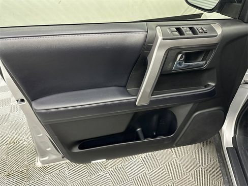 Used 2018 Toyota 4Runner SR5 Premium image 11