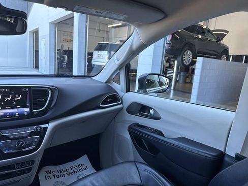 Used 2022 Chrysler Pacifica Touring-L FWD image 62