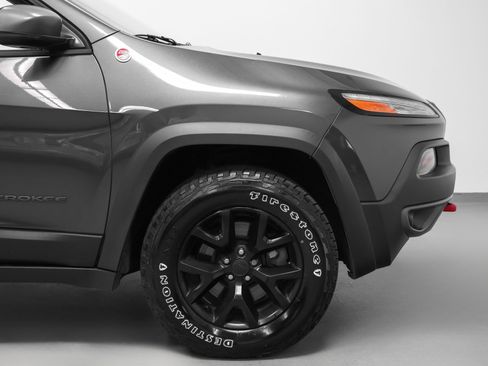 Used 2015 Jeep Cherokee Trailhawk w/ Comfort/Convenience Group AWD/4WD image 16