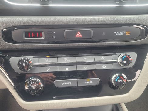 Used 2018 Kia Sedona L image 18