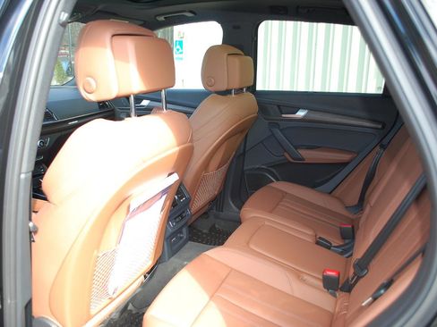 Used 2025 Audi Q5 e Prestige w/ Prestige Package image 9