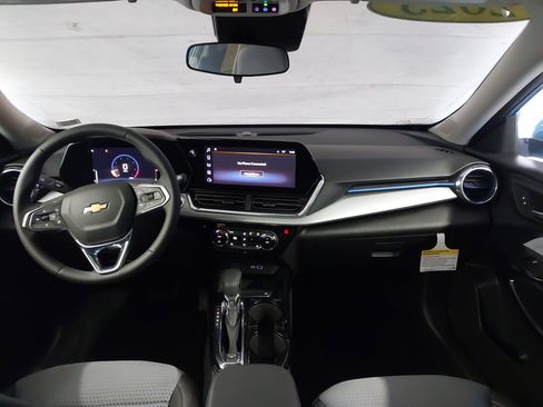 Used 2025 Chevrolet Trax LT w/ Driver Confidence Package image 5