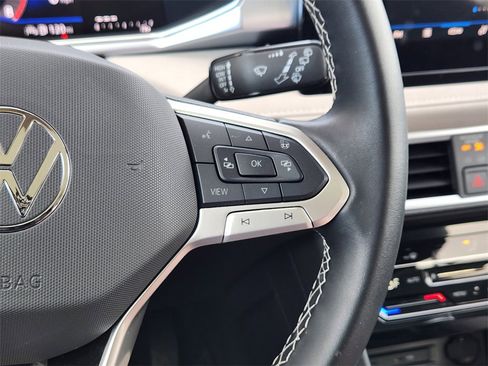 Used 2025 Volkswagen Taos SE image 9