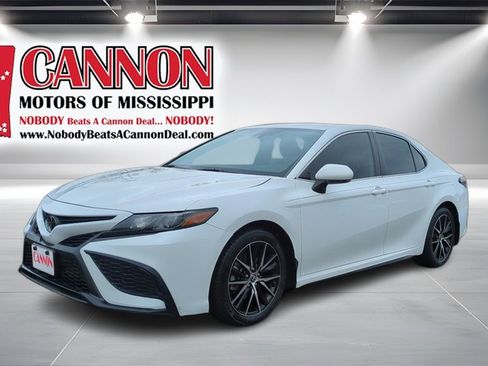 Used 2024 Toyota Camry SE image 1