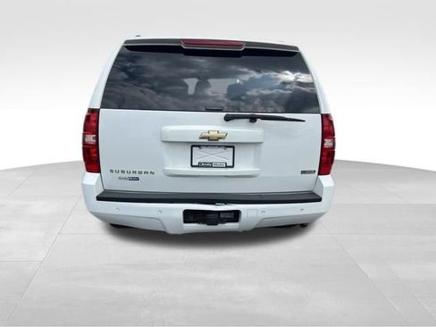 Used 2009 Chevrolet Suburban LT RWD image 6