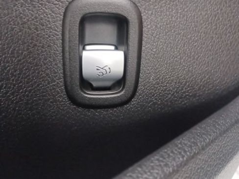 Used 2025 Mercedes-Benz C 300 Sedan image 17