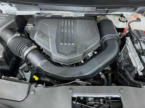 Used 2025 Chevrolet Traverse LT image 35