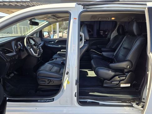 Used 2016 Toyota Sienna SE image 12