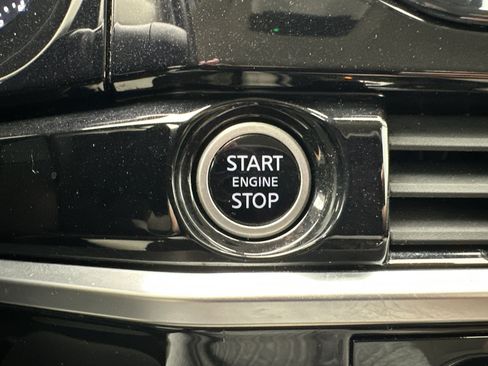 Used 2022 Nissan Pathfinder SL AWD/4WD image 17