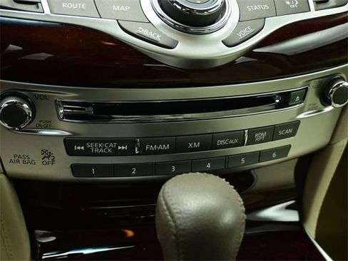 Used 2017 INFINITI Q70 3.7 image 27