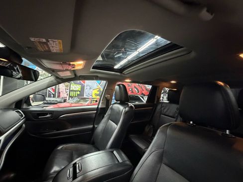 Used 2017 Toyota Highlander Limited AWD/4WD image 35