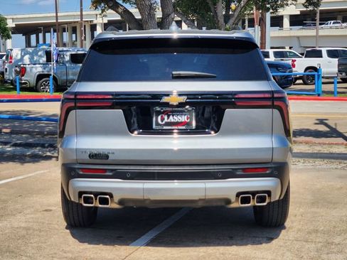 Used 2025 Chevrolet Traverse LT FWD image 6