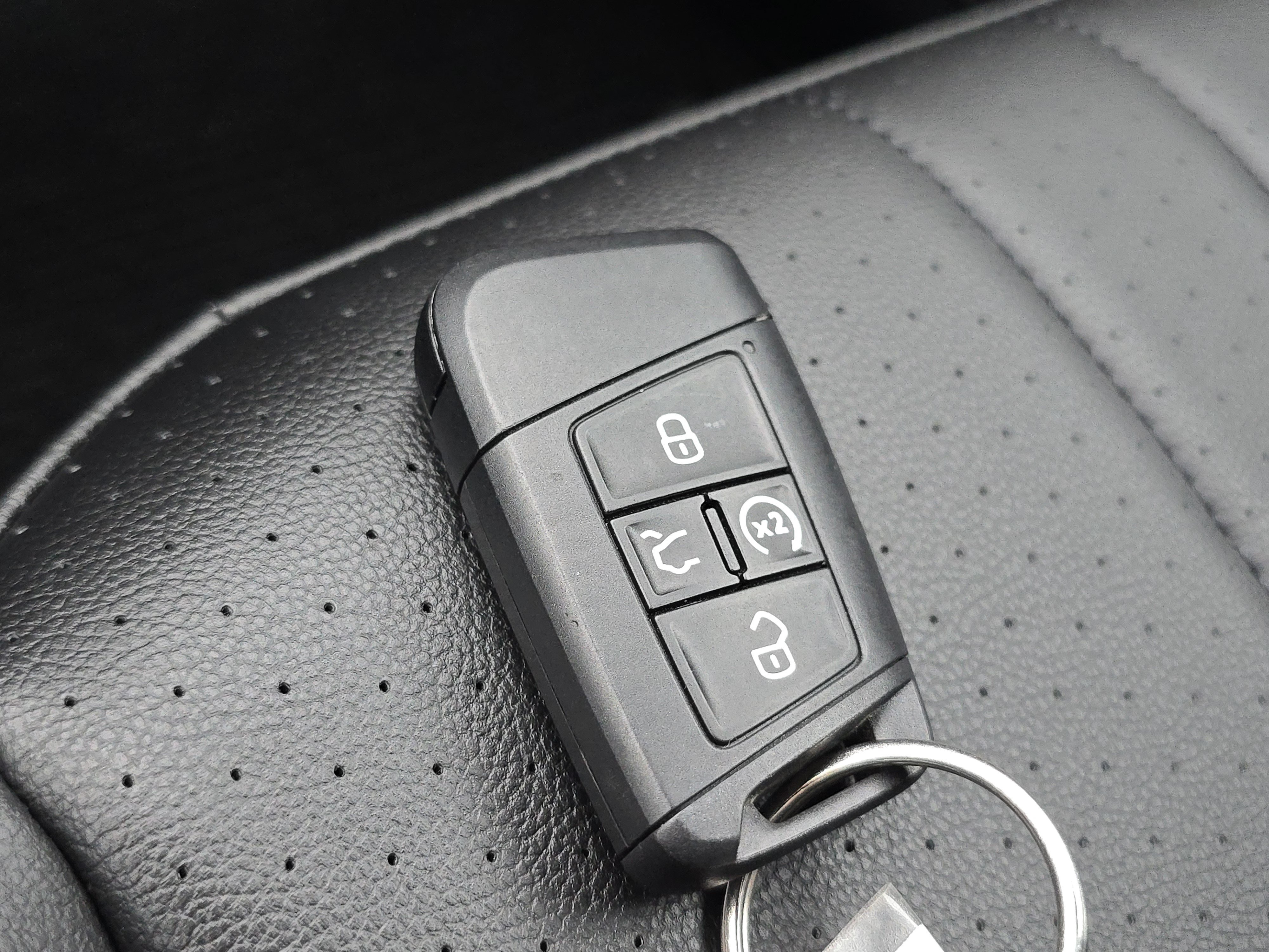 Certified 2024 Volkswagen Tiguan SE R-Line AWD/4WD image 27