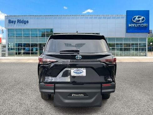 Used 2026 Toyota Sienna LE image 5