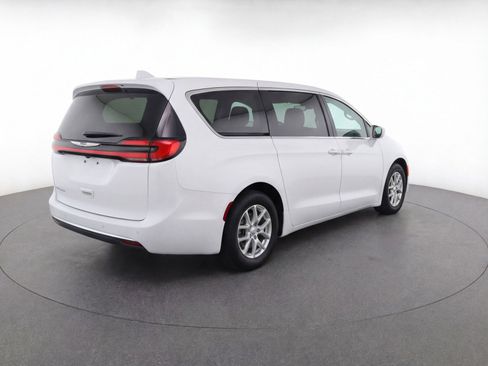 Used 2024 Chrysler Pacifica Touring-L image 9