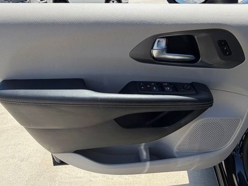 Certified 2023 Chrysler Pacifica Touring-L FWD image 23