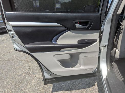 Used 2018 Toyota Highlander XLE AWD/4WD image 39