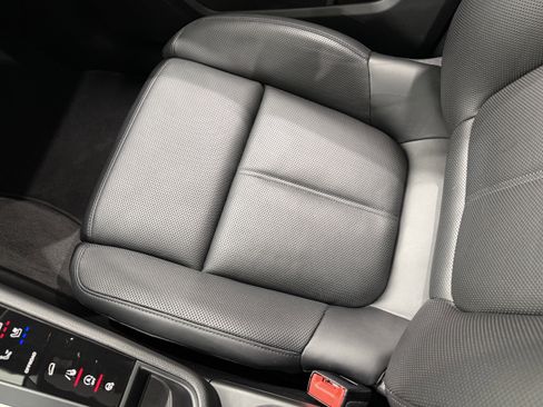 Certified 2025 Porsche Macan image 56