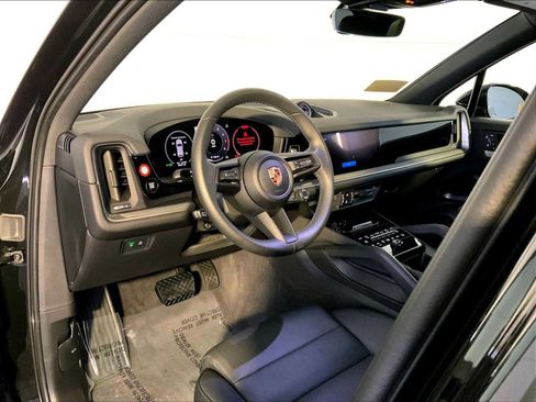 Certified 2025 Porsche Cayenne image 4