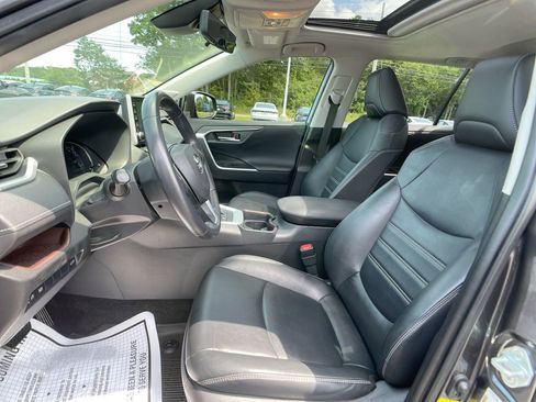 Used 2020 Toyota RAV4 Limited image 12