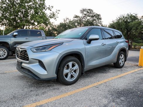 Used 2021 Toyota Highlander L FWD image 3
