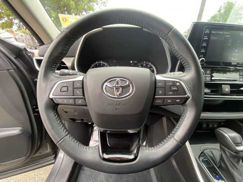 Used 2021 Toyota Highlander XLE FWD image 26
