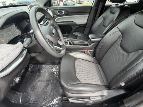 Used 2024 Jeep Compass Latitude AWD/4WD image 15