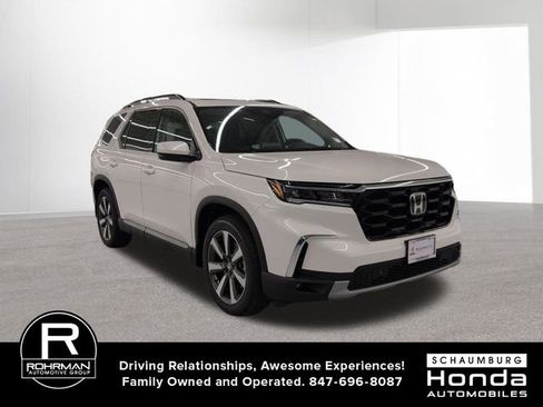 Used 2025 Honda Pilot Touring image 3