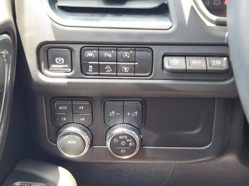 Used 2024 GMC Yukon AT4 w/ Technology Package AWD/4WD image 22