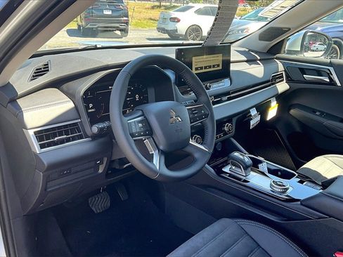 New 2025 Mitsubishi Outlander SE image 6