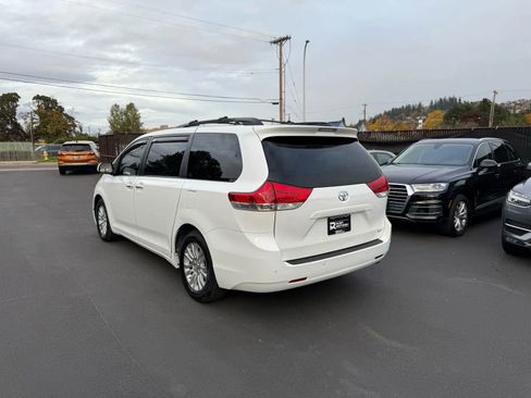 Used 2013 Toyota Sienna XLE image 6