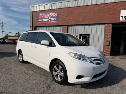 Used 2017 Toyota Sienna LE FWD image 1