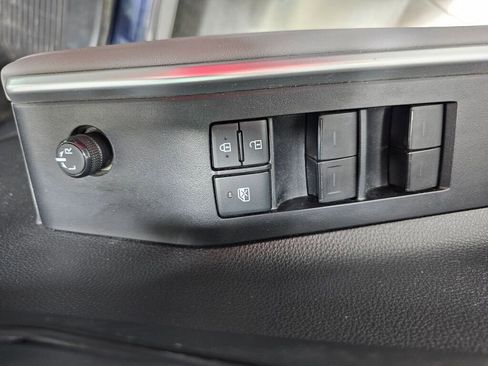 Used 2021 Toyota Highlander LE image 28