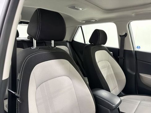 Used 2025 Hyundai Venue SEL image 18