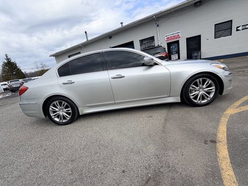 Used 2012 Hyundai Genesis 3.8 w/ Premium Pkg image 10
